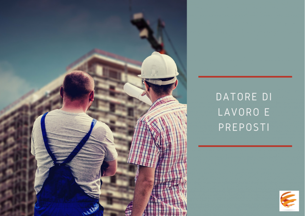 Due uomini con caschi da cantiere e abiti da lavoro discutono in un sito di costruzione, mentre in alto si vede una gru. Il testo evidenzia l'importanza di datore di lavoro e preposti nella sicurezza sul lavoro.
