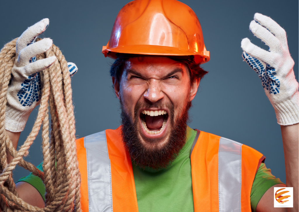 Uomo smiling, wearing orange safety helmet e gilet fluorescent, incredibilmente entusiasta, in un ambiente di lavoro industriale o di costruzione, rappresentando sicurezza e collaborazione.