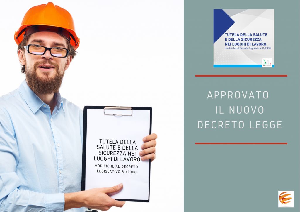 Uomo con barba e occhiali che tiene in mano un tablet con un documento aperto, sfondo con testi e grafici, simbolo di approvazione del nuovo lavoro di gruppo.