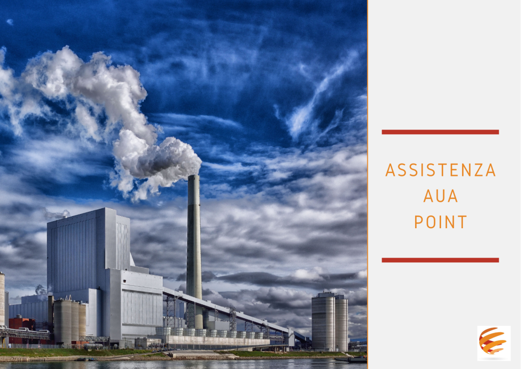 Immagine di una centrale elettrica con grandi strutture industriali e camini che rilasciano fumo, sotto un cielo nuvoloso, rappresentando produzione di energia e impatto ambientale.